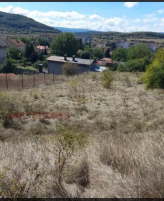 Продава парцел в Горна Малина до църквата 822кв.м