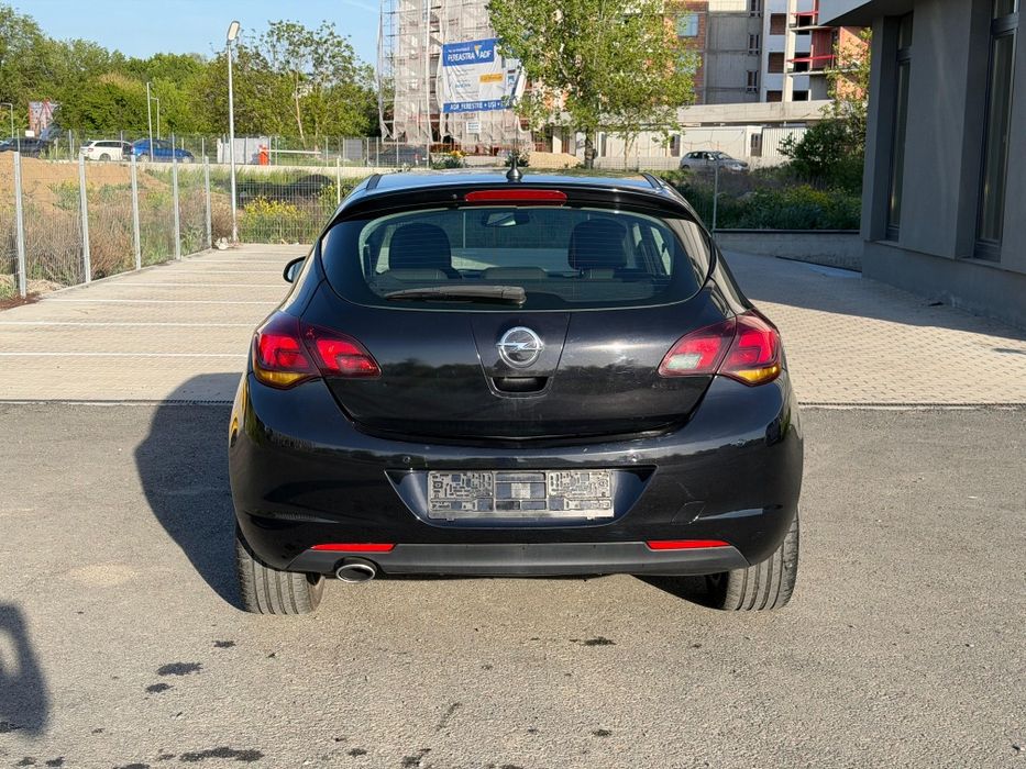 Opel Astra J 2011