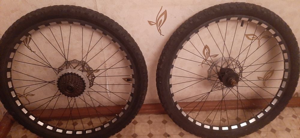 Продам два колеса передний и задний