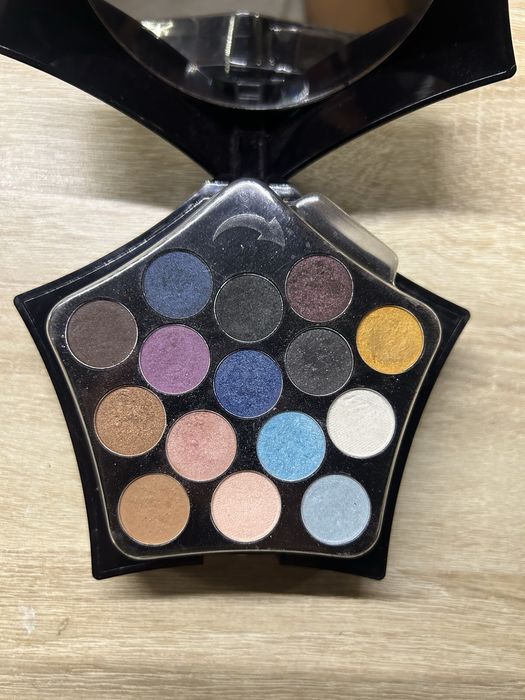 Палитра звезда на Douglas