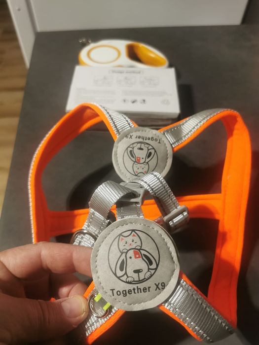 Lesă retractabilă și ham, pentru câini.