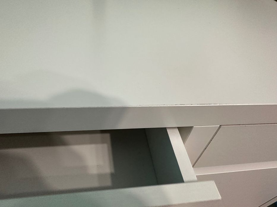 Бяло бюро от ИКЕА и стойка за монитор/ лаптоп