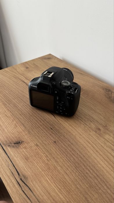 Canon EOS 2000D с два обектива, калъф и зарядно