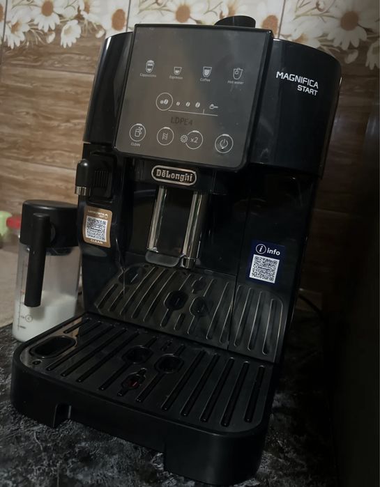 Кофе машина примеального бренда DELONGHI