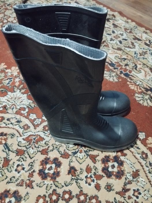 Продам резиновые сапоги