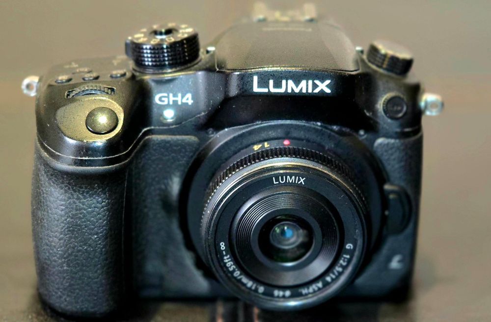 Panasonic GH4 + Lens Panasonic Lumix G 14mm f/2.5