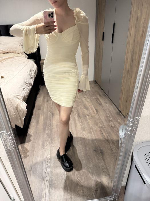 Бежова нежна рокля