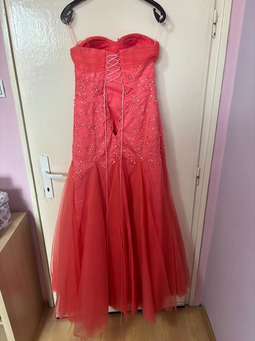 Елегантна бална рокля в цвят корал