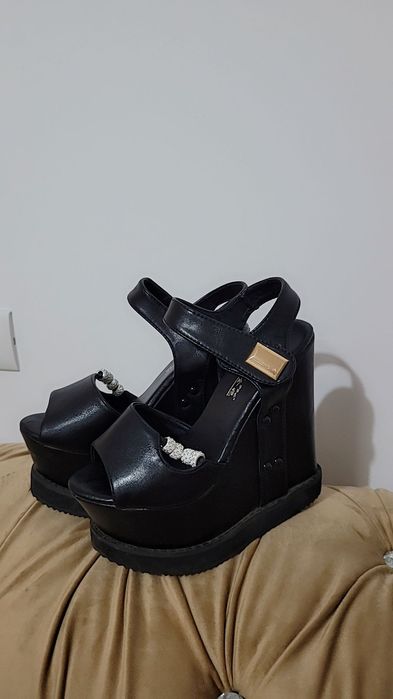 Sandalesi pantofi eleganți