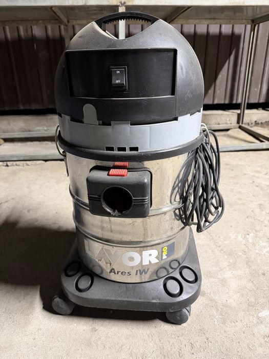 Пылесос , высасывает воду