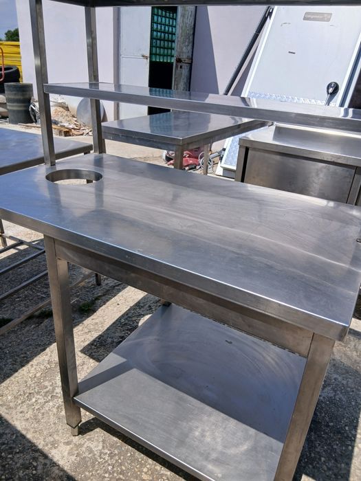 Vând mese de inox