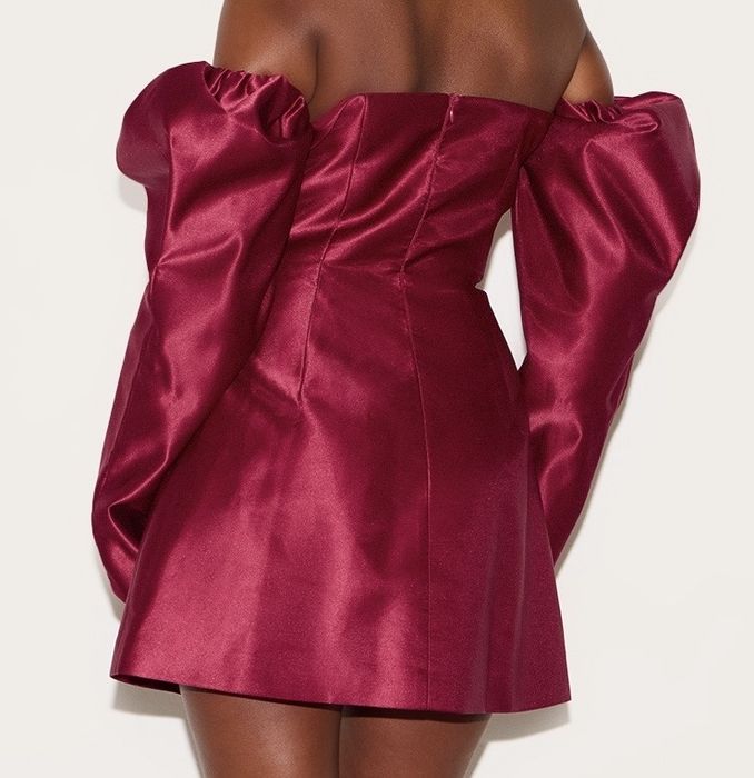 Чисто нова бордо рокля Pretty little thing