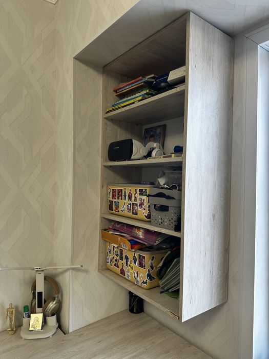 Продам стол и навесной шкаф