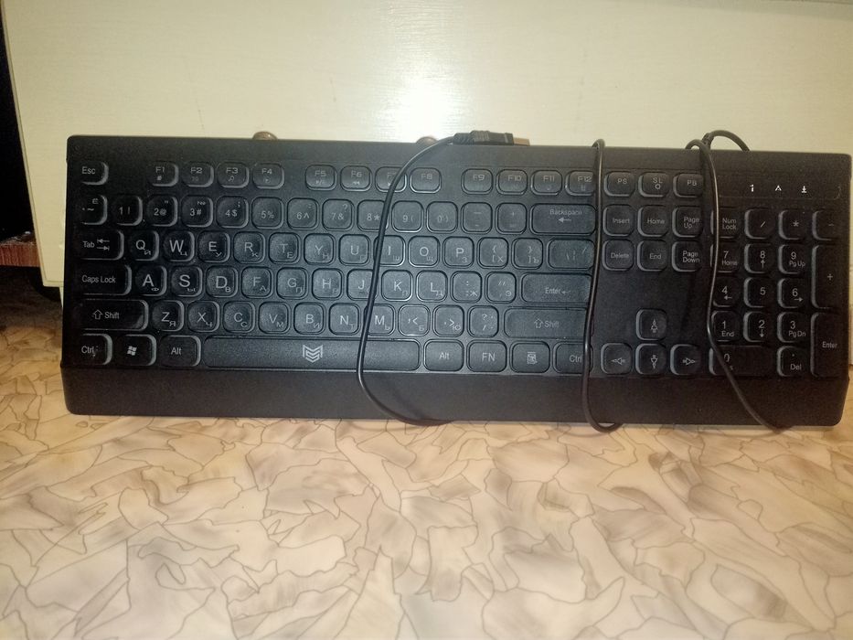 Клавеатура  ей 2 недели почти новая
