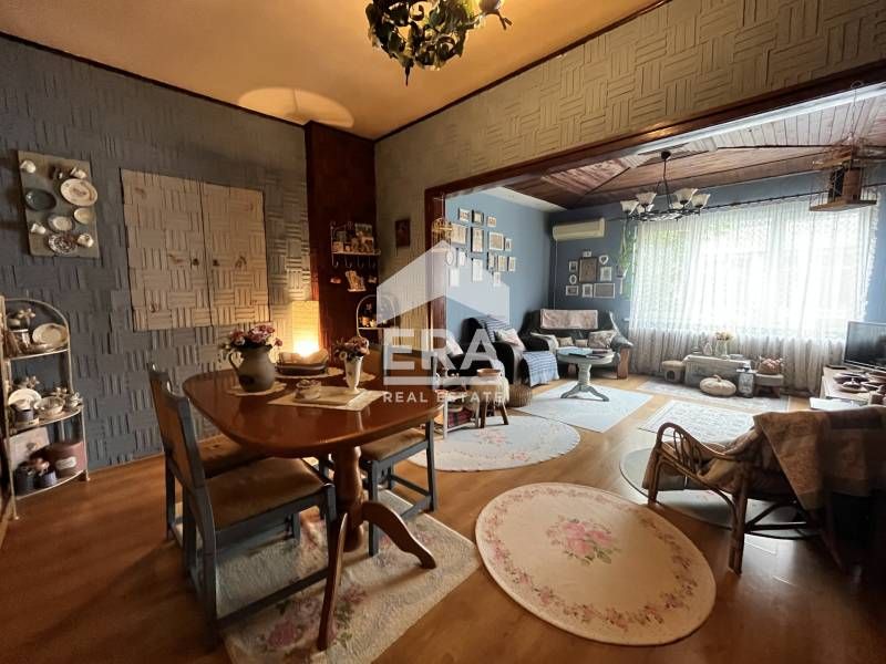 Артистичен тристаен апартамент в  сърцето на кв. Оборище