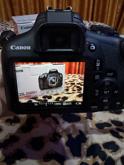 Kit Aparat Foto Canon EOS 2000D