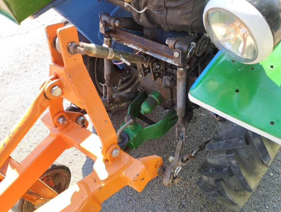 Трактор със оборудване и резервни части