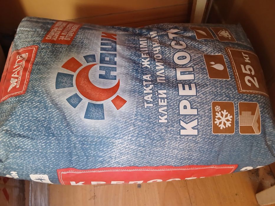 Продам плиточный клей. 2 иешка по 25 кг.