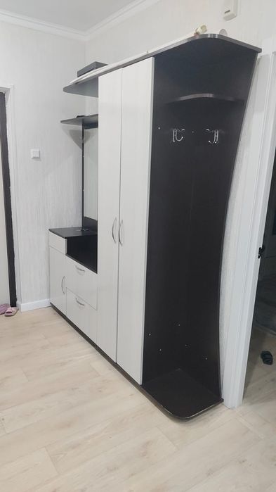 Продается прихожий шкаф