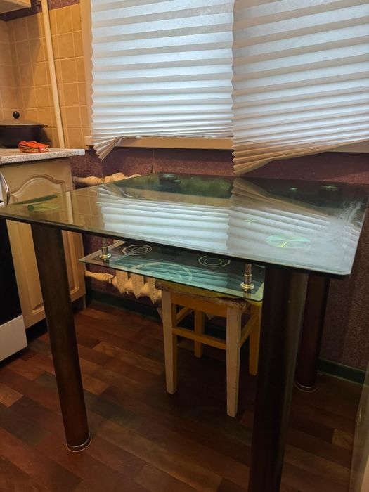 Продам стол стеклянный