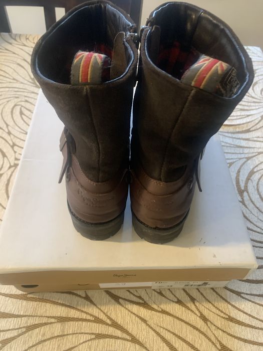 Ghetute iarna din piele Pepe Jeans London purtate de 2/3 ori marime 39