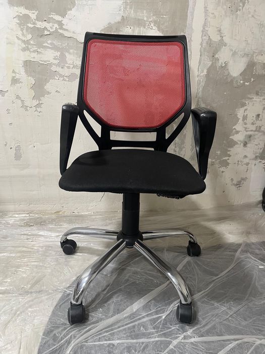 Стул черный на колесиках