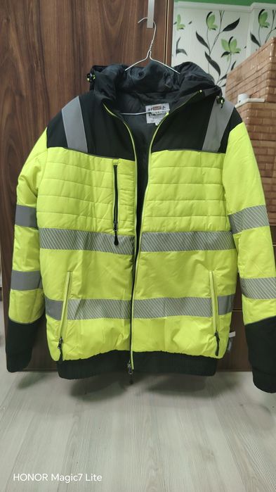 Geacă reflectorizantă profesională, ideală pentru sezonul rece,mărimea