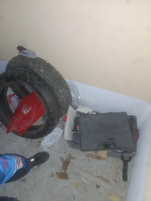 Мотора идва с цяла щата с резервни части и мотора върви отлично