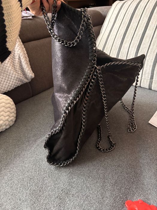 Голяма дамска чанта в черно с блестящи нишки