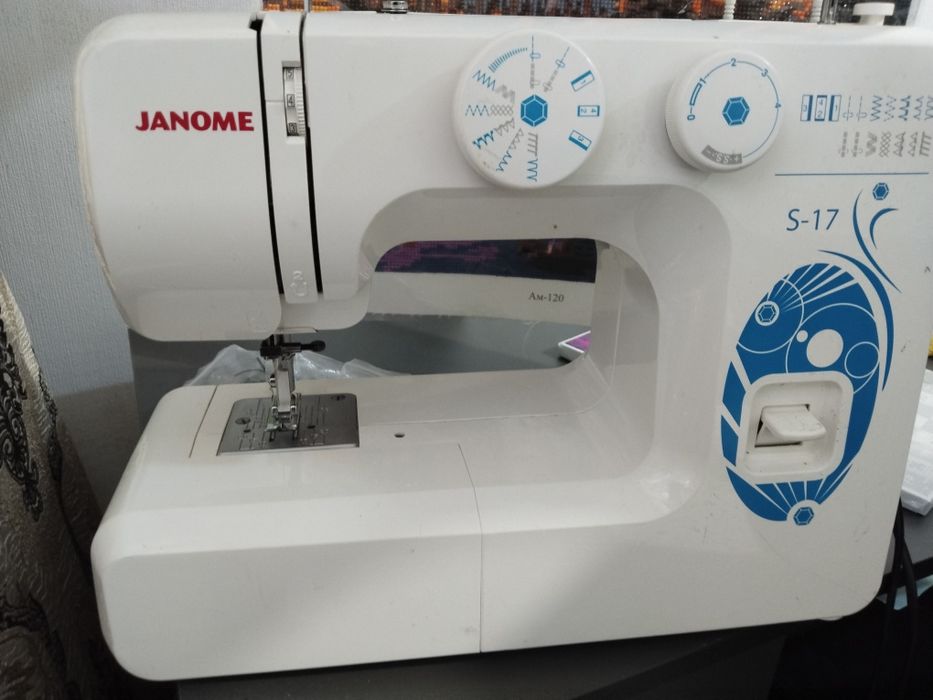 Продам швейную машинку