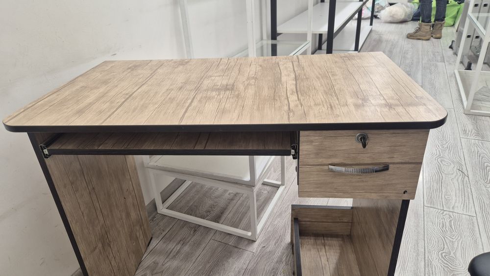 Письменный стол. С выдвижными ящиками