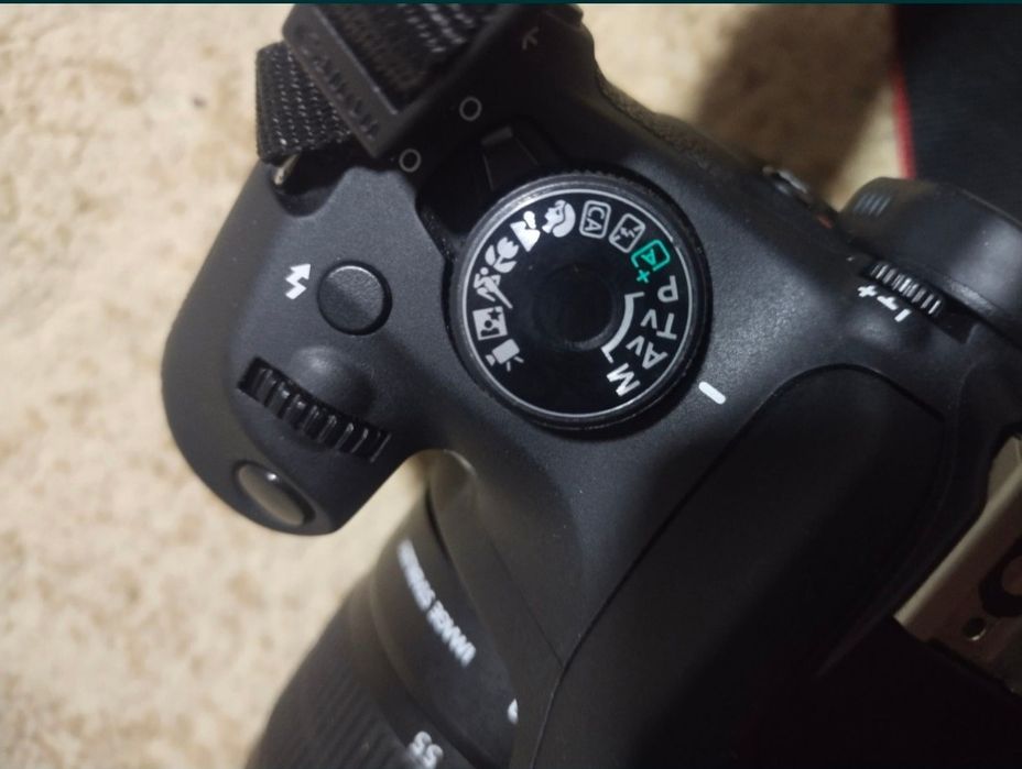 Продам зеркальный фотоаппарат