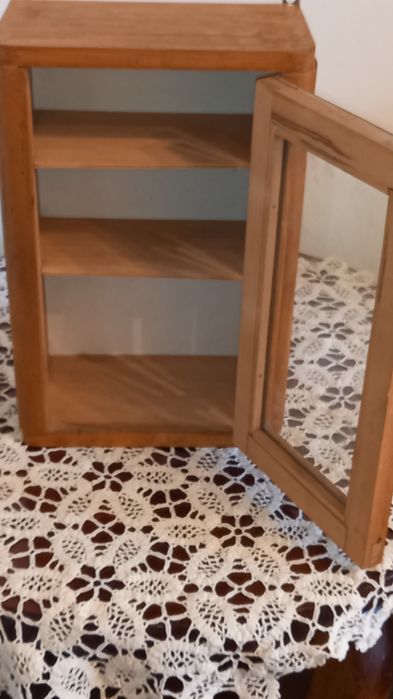 Vand dulăpior lemn,culoare natur,interior compartimentat,1 usa