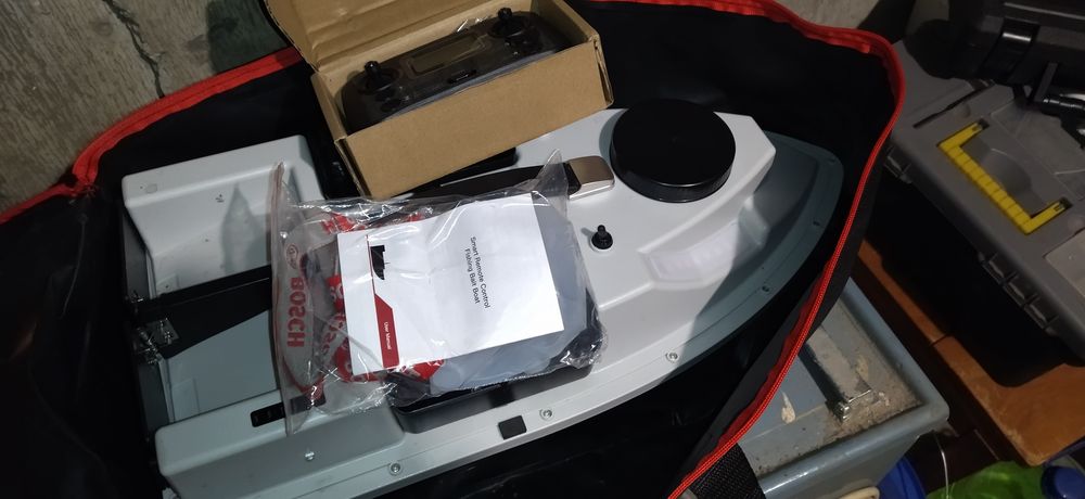 Barca de momit cu gps, geanta de protectie si 2  acumulatori de 12000
