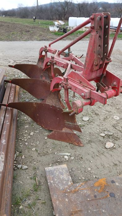 Vand plug cu trei trupite