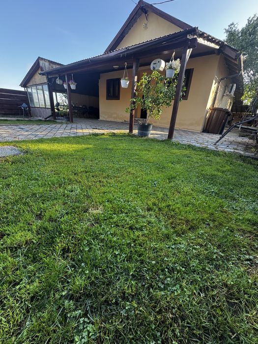 Vand casa formata din doua dormitoare,living,baie,bucatarie