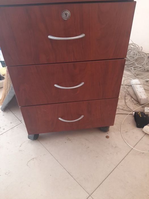 Офис мебели от четири части