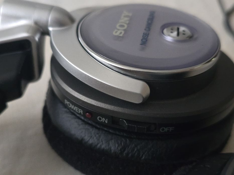 Căști Sony cu noise cancellation