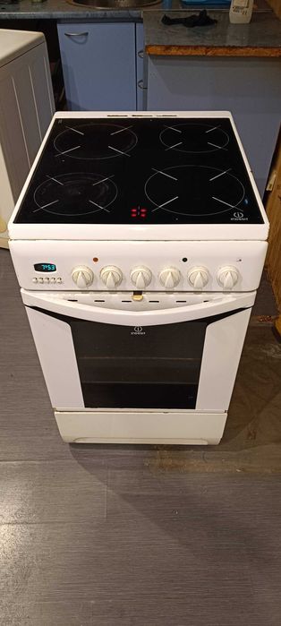 Печка Indesit с керамични котлони - напълно работеща