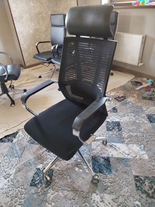 Продам сетчатое офисное кресло
