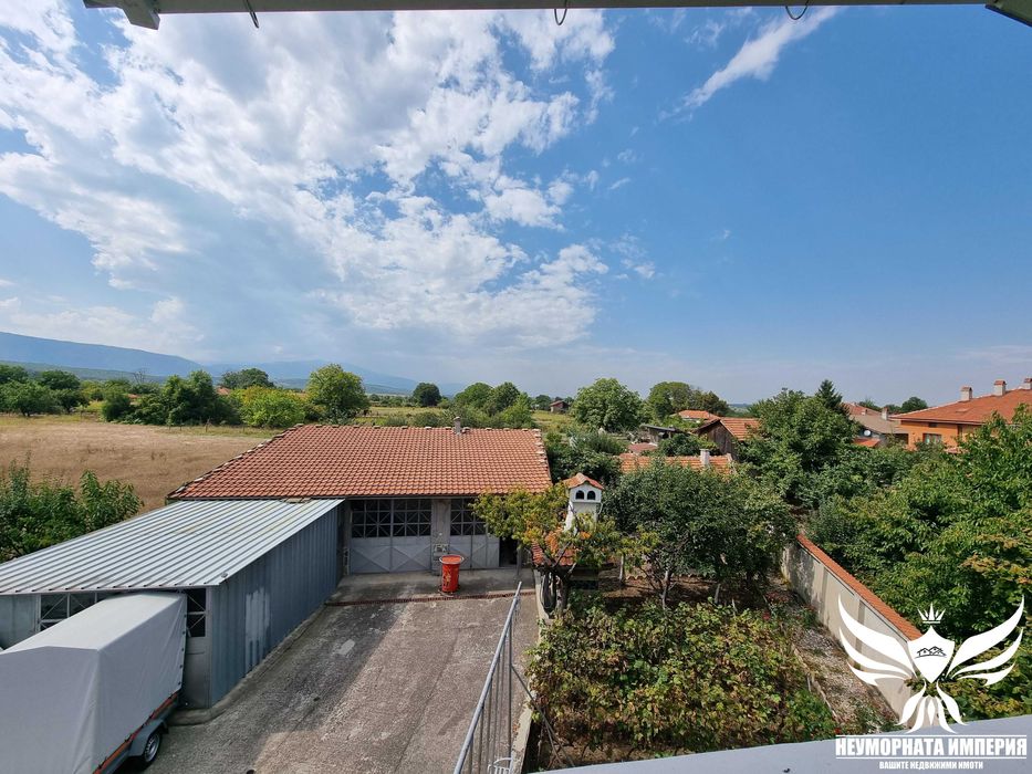 Триетажна къща РЗП 308кв. с 850кв.м. двор село Козаново, обл.Пловдив