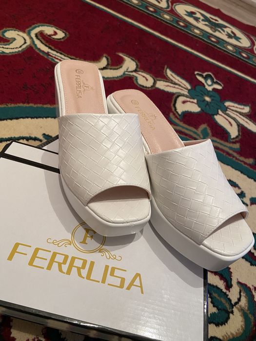 Продам НОВЫЕ шлёпки на платформе