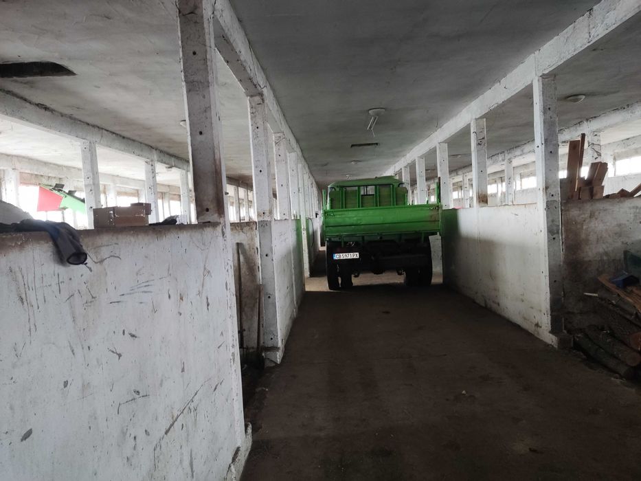 Под наем производствена сграда  1000 кв. м. и УПИ с площ 5000 кв. м.,