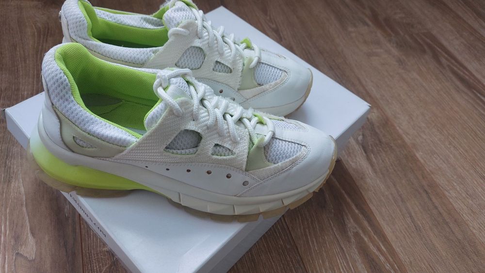 Продават се маратонки Steve Madden