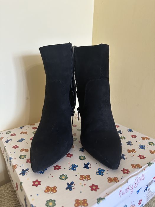 Три цвята велурени боти закупени от Humanic