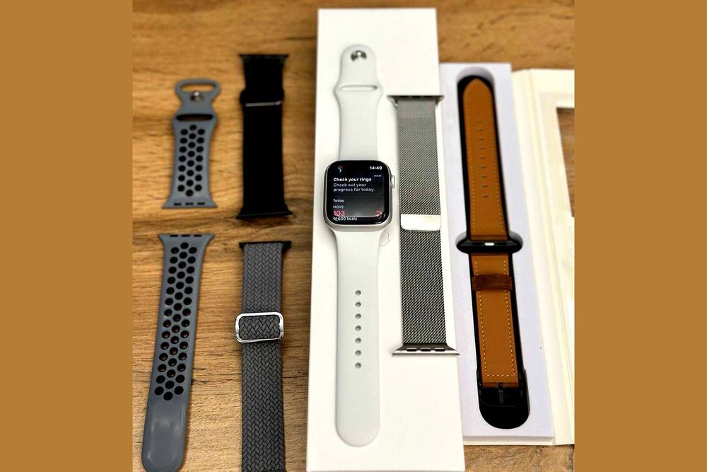 Apple Watch Series 8 45mm + 6 оригинальных ремешков из США