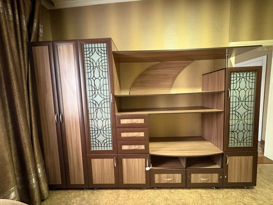 Продам стенку  в гостиную/ спальню