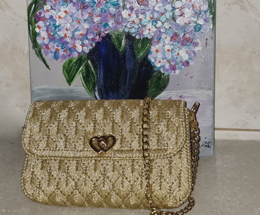Ръчно шити златни чанти