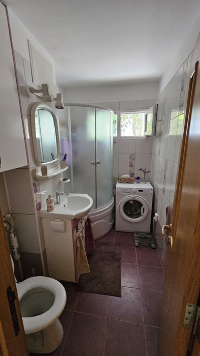 Apartament 2 camere, 51 mp, etaj 1/4, complet renovat, mobilat, utilat, intretinut impecabil, nu necesită investiții.  Zona linistita, Sp.Judetean.