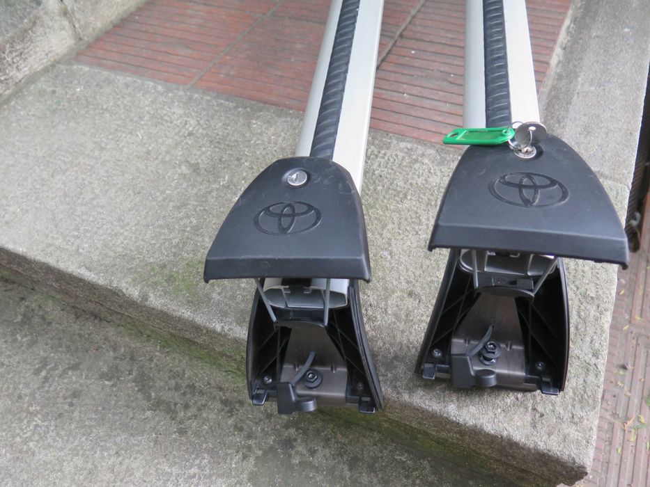 TOYOTA RAV4 след 2017,Оригинални напречни греди,thule